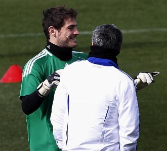 Iker y Mourinho charlan en un entrenamiento