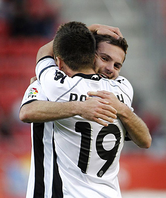 Pablo y Mata celebran un gol con un abrazo.