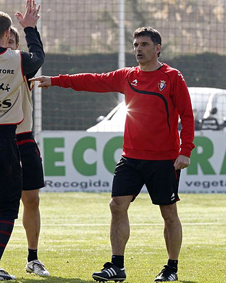 Mendilbar, entrenador del Osasuna, da instrucciones.