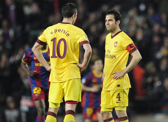 Fabregas y Van Persie, en el Camp Nou.