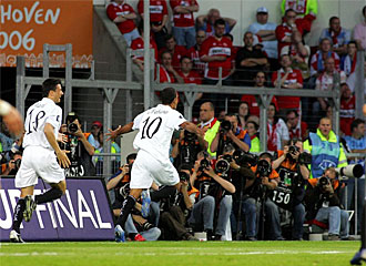 Luis Fabiano celebra su gol en la final de Eindhoven.