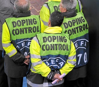Empleados de UEFA para hacer controles