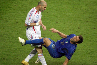 Zidane golpea a Materazzi durante la final del Mundial de 2006.