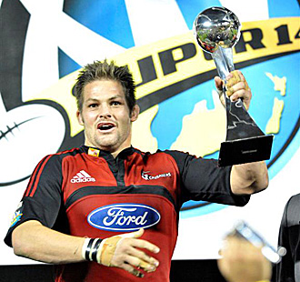 Richie McCaw levanta el trofeo que acreditaba a los Canterbury Crusaders como los campeones del Sper 14 del ao 2008... ltimo que ha viajado a Nueva Zelanda