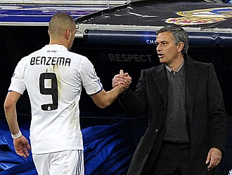 Mourinho felicita a Benzema tras el gol marcado ante el Lyon