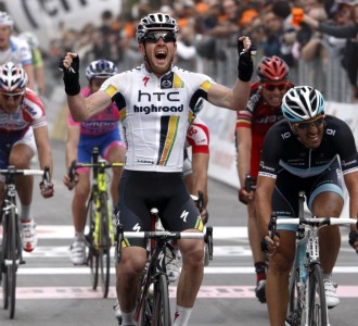 Matthew Goss celebrando su victoria por delante de Fabian Cancellara.