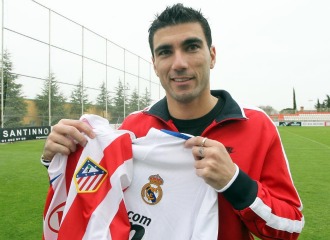Reyes, posando con las camisetas de Real Madrid y Atltico.