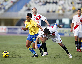 Jonathan Viera conduce el baln en un partido contra el Rayo