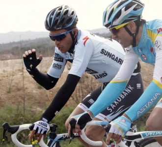 Contador charlando con su ex compaero, Josep Jufre.