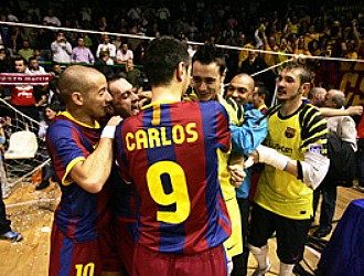 Los jugadores del Barcelona celebran la contundente victoria lograda en Lugo