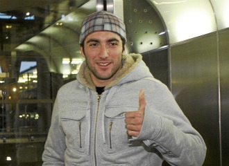 Higuaín a su llegada a Madrid después de operarse en enero.