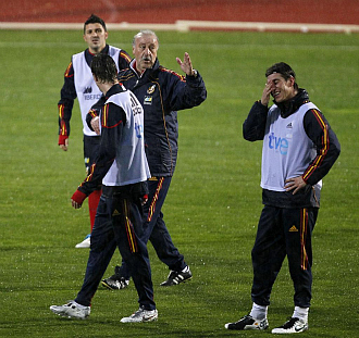 Vicente del Bosque bromea con los internacionales durante una sesin de entrenamiento.