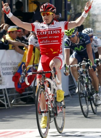 Dumoulin celebrando su victoria al sprint con Rojas, cabizbajo, justo detrs.