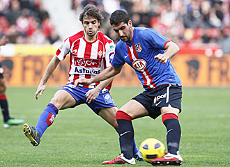 Rivera trata de robar el baln a Ral Garca en el encuentro Sporting-Atltico.