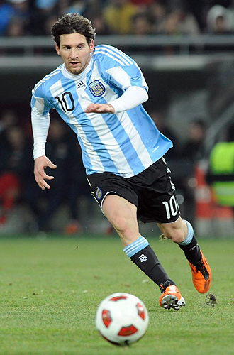 Leo Messi conduce el baln durante un partido de Argentina.