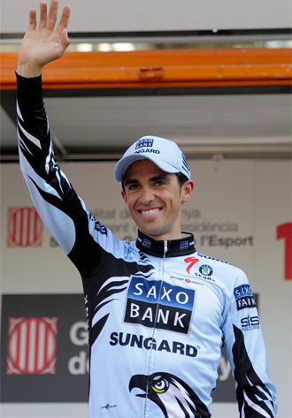 Alberto Contador, en el podio de la Volta.