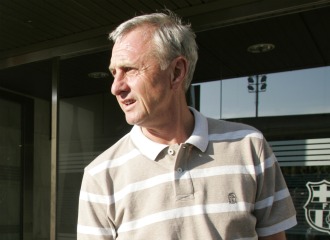 Cruyff tras devolver la medalla de presidente de Honor del Barcelona el pasado verano.