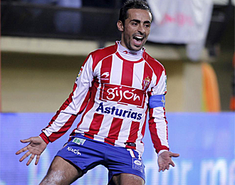 Diego Castro, celebrando un gol con el Sporting