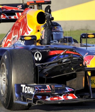 Vettel celebra la victoria al entrar en la meta del Gran Premio de Australia.