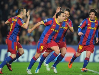 Xavi, Iniesta, Villa y Messi celebran un gol ante el Arsenal