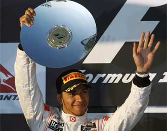 Hamilton, en el podio tras su segundo puesto en Australia