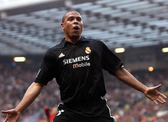 Ronaldo celebra uno de sus tres goles en Old Trafford, en abril de 2003.