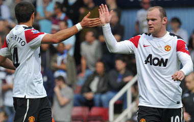 Rooney, recibe felicitacin tras un gol