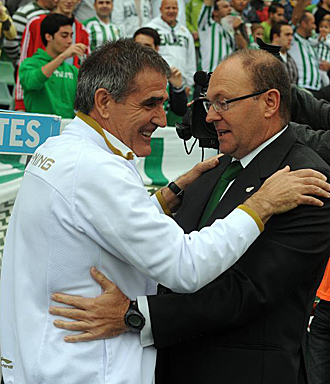 Paco Herrera salud muy sonriente a Pepe Mel antes de comenzar el encuentro entre Betis y Celta... al final del mismo, el tcnico visitante no acab tan sonriente, ms bien todo lo contrario