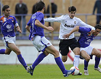 Morata intenta avanzar entre una nube de jugadores del Guadalajara