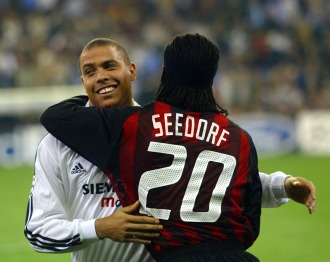 Ronaldo y Seedorf se abrazan antes del Madrid-Milan en la temporada 2002/03.