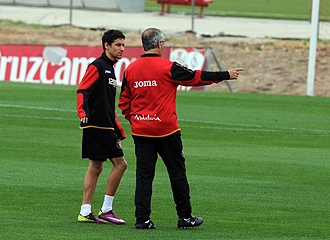 Navas y Manzano charlan durante un entrenamiento del Sevilla.