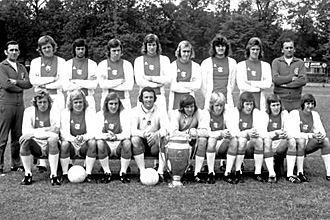 La plantilla del Ajax posa con la Copa de Europa de 1972