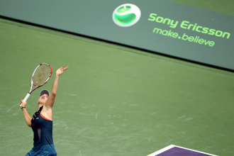 Caroline Wozniacki sirve una bola contra Andrea Petkovic en el Sony Ericsson Open en marzo.