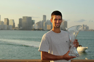 Novak Djokovic, posando con el trofeo de Miami