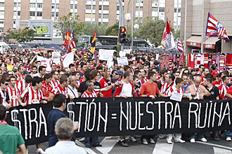 Imagen de una manifestacin contra Gil Marn y Cerezo cerca del Caldern.