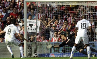 Kaká marca de penalti el 0-1