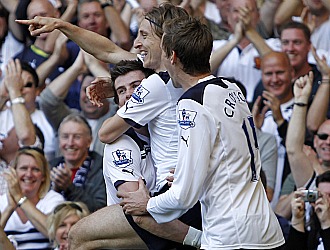 Modric recibe la felicitacin de sus compaeros tras anotar el segundo gol del Tottenham