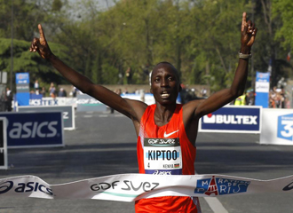 Benjamin kiptoo, cruzando la meta como ganador del maratn de Paria