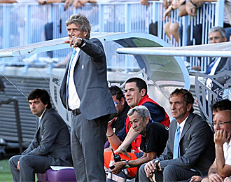 Pellegrini, dando indicaciones a sus jugadores en el partido contra el Málaga