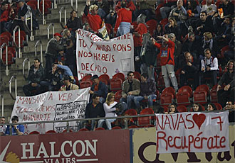 Pancartas para todos los gustos en el Iberostar Estadio.