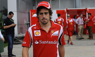 Fernando Alonso con el semblante serio en Sepang.