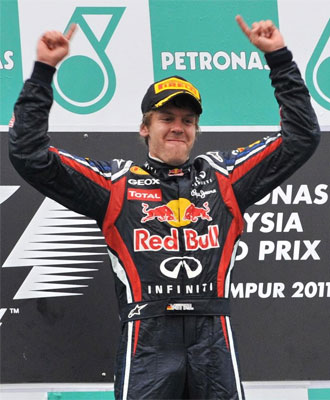 Vettel celebra su triunfo en el podio de Sepang.