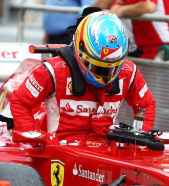 Fernando Alonso baja de su monoplaza en Sepang
