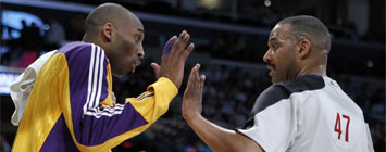 Kobe insultndo al rbitro