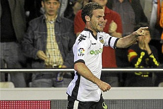 Mata celebra un gol con el Valencia