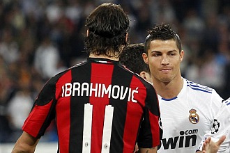 Ibrahimovic y Cristiano se saludan antes de un partido