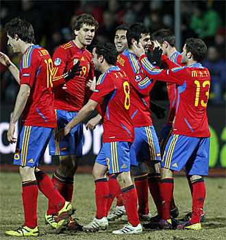 Los jugadores de la seleccin espaola celebran un gol.
