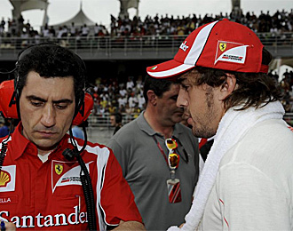 Alonso, junto a su ingeniero de pista Andrea Stella