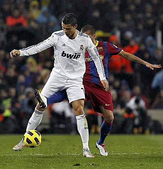 Cristiano y Alves, en un lance del partido de la primera vuelta de la Liga.