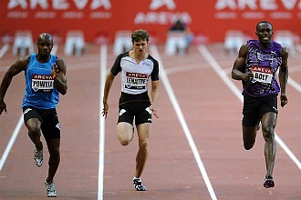 Asafa Powell, Christophe Lemaitre y Usain Bolt, en plena carrera